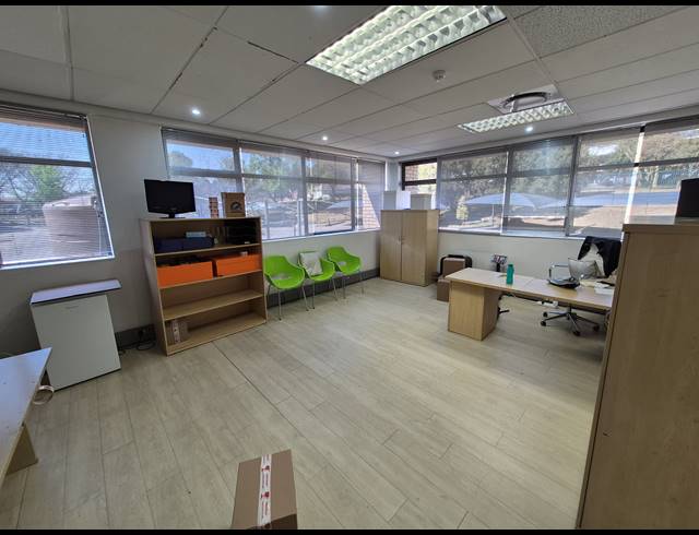 1,832M² OFFICE FOR SALE IN WOODMEAD
